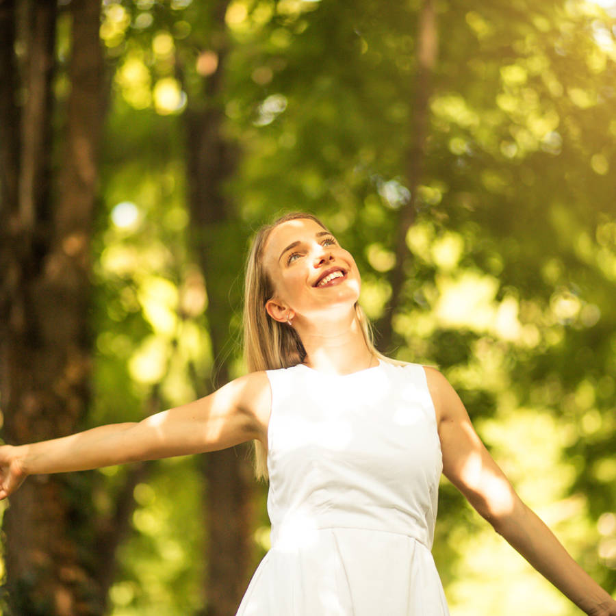 Mujer feliz en el campo