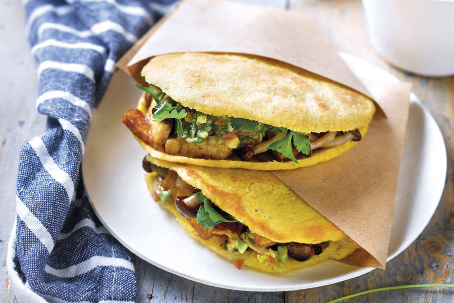 Arepas de tempeh con setas y hierbas aromáticas