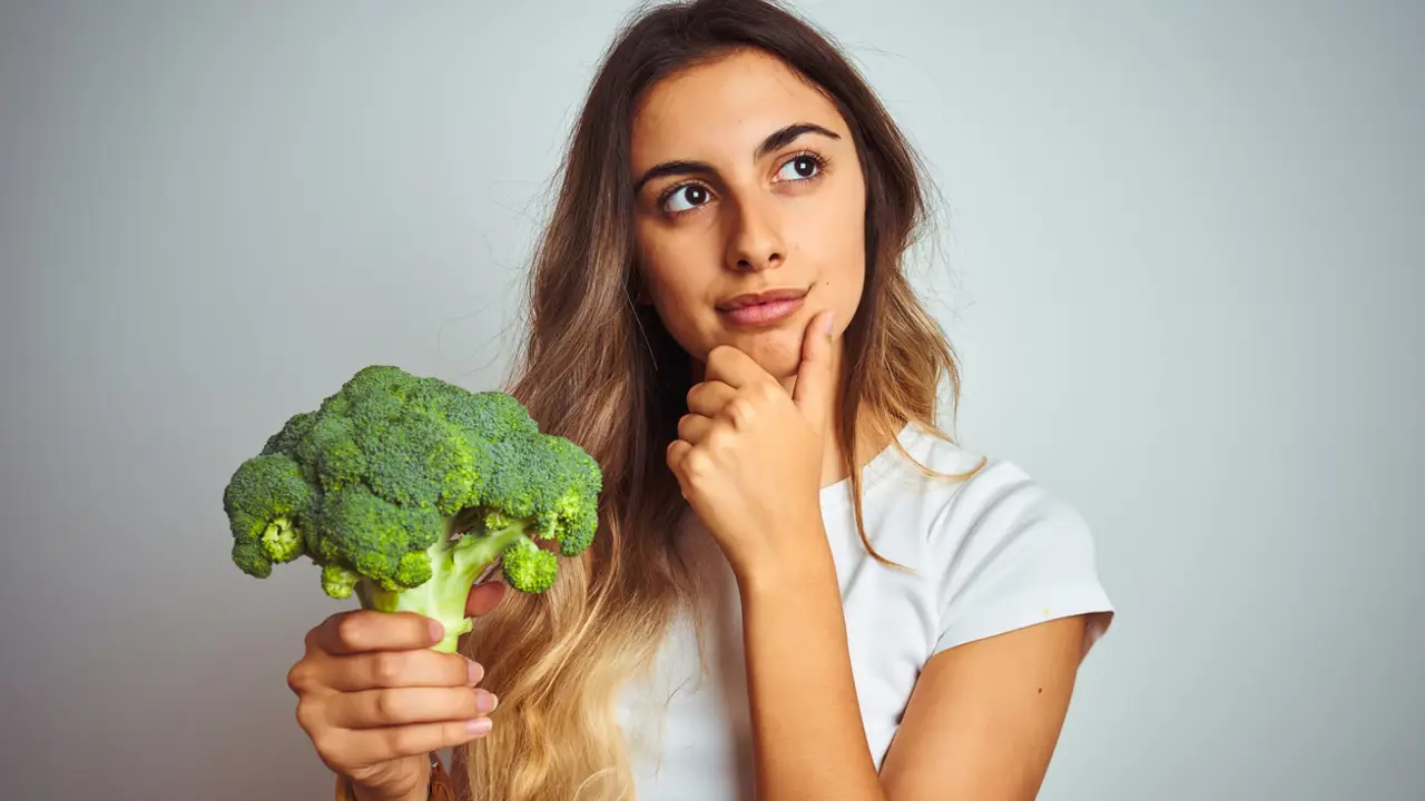 Mujer con brocoli