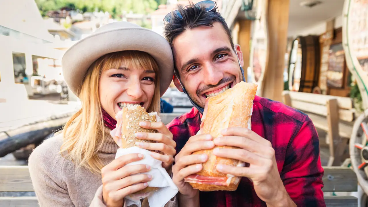 Jóvenes comiendo bocadillos