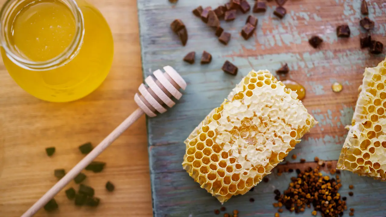 Miel, propóleo y jalea real: 3 cosméticos inesperados muy fáciles de aplicar que son oro puro para tu piel