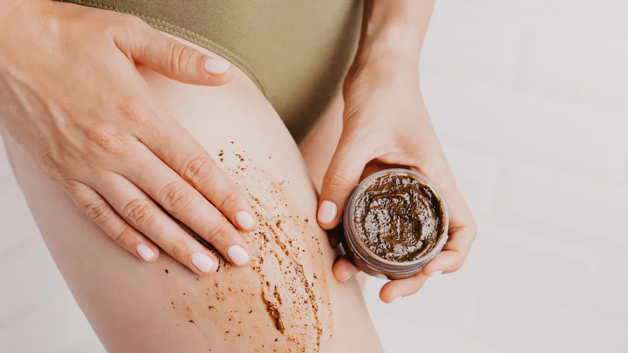 El exfoliante anticelulítico con posos de café fácil y barato que te puedes hacer cada mañana para aplicar en la ducha