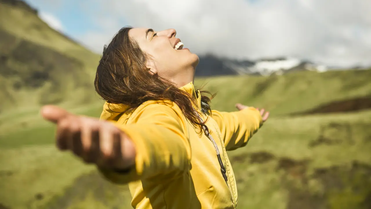 Mujer feliz naturaleza