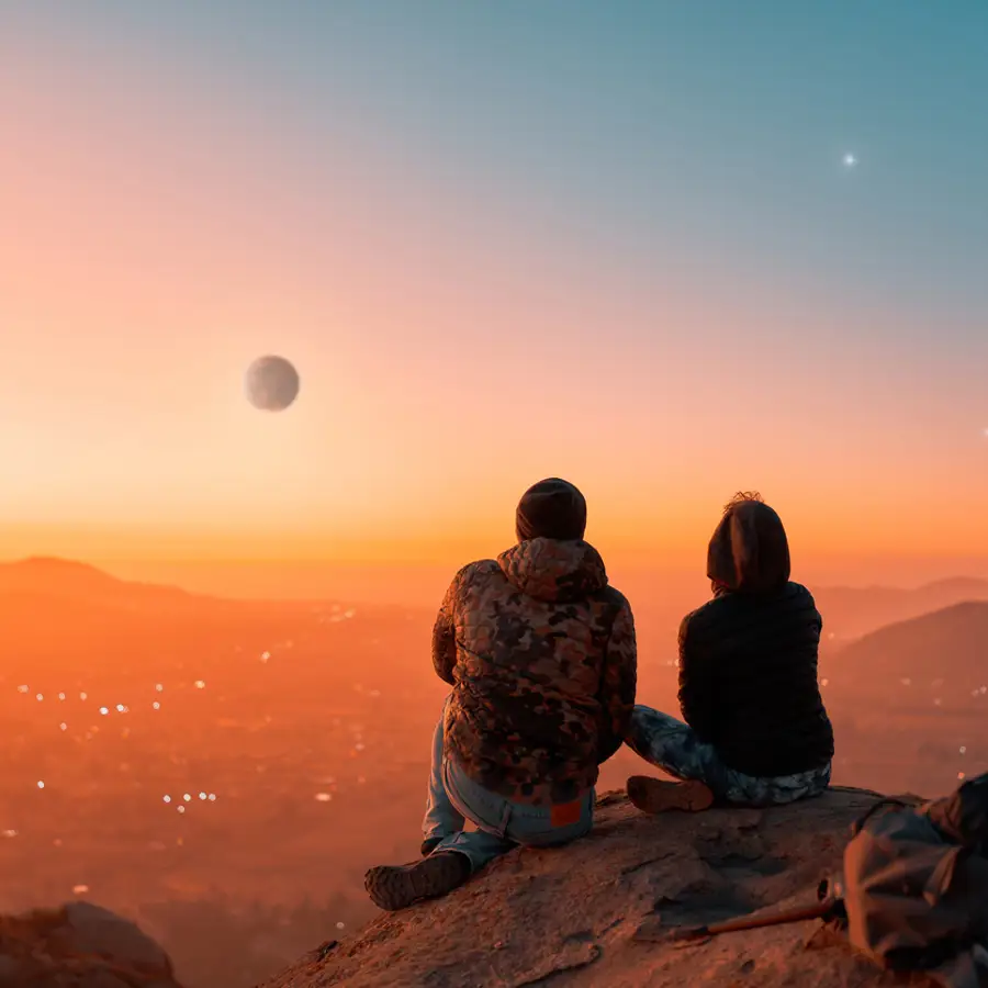 pareja mirando la luna