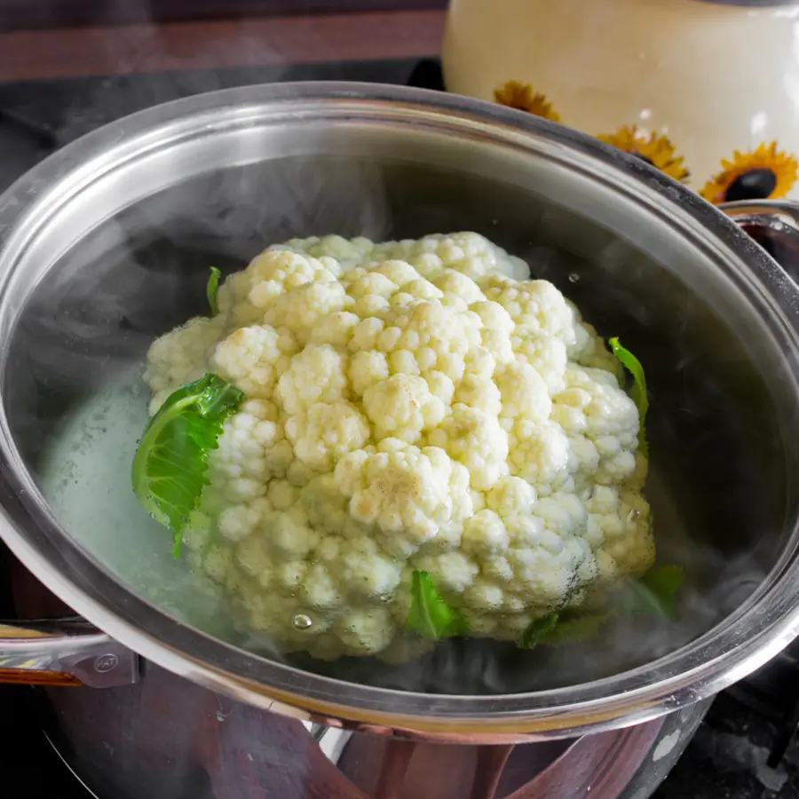 Los cocineros coinciden: el truco para cocer coliflor sin olor se hace con este ingrediente