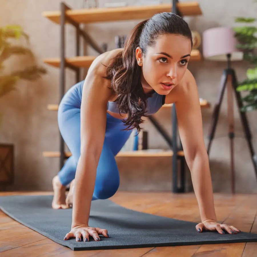 Los 8 ejercicios de fuerza y cardio que tienes que hacer a diario: musculan, queman muchas calorías y son muy fáciles