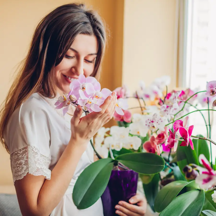 Mujer admirando sus orquídeas