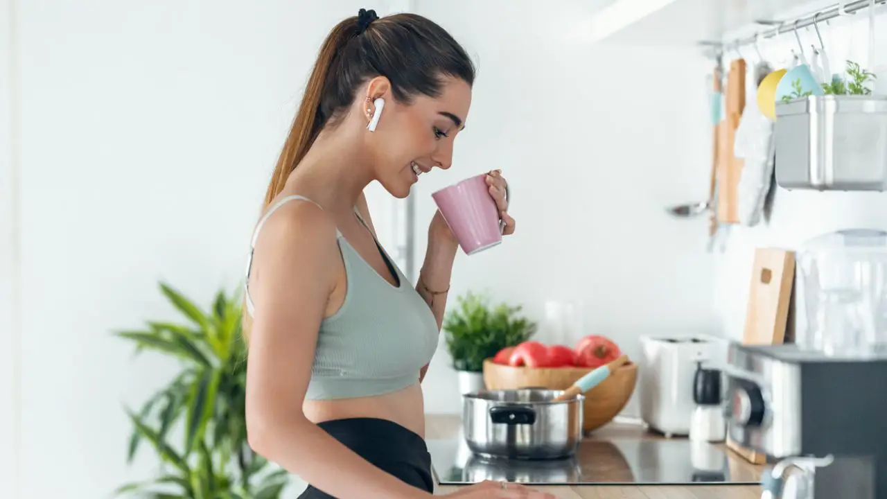 Ni caminar ni correr: este es el ejercicio que más aumenta la hormona de la saciedad y quita el hambre según un estudio