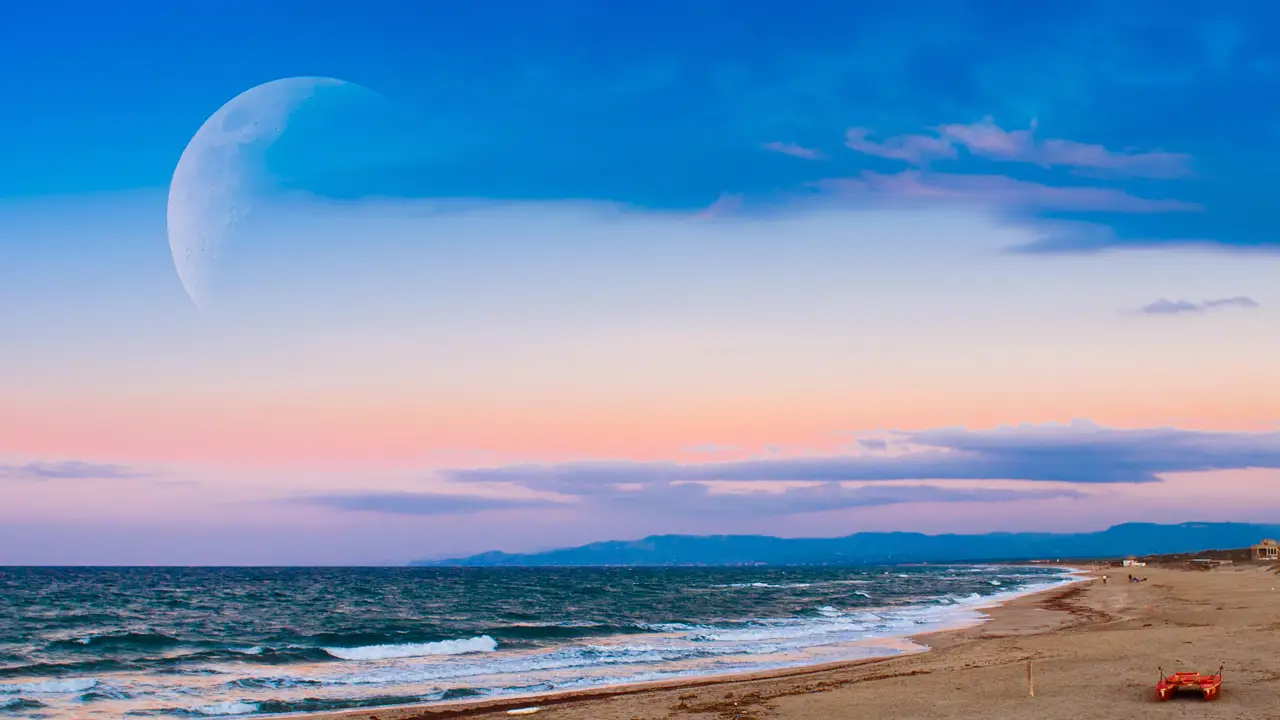 luna menguante sobre mar