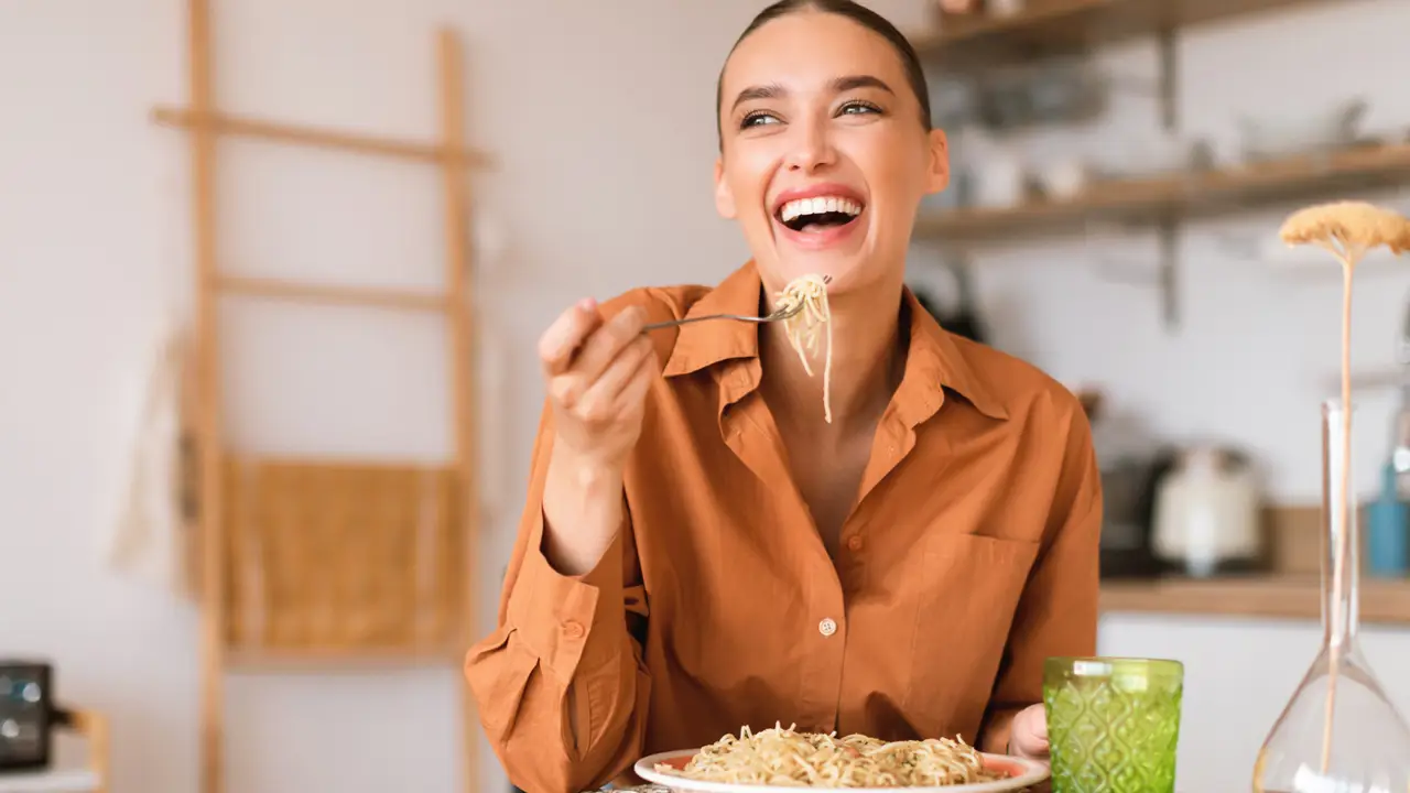 Mujer comiendo pasta