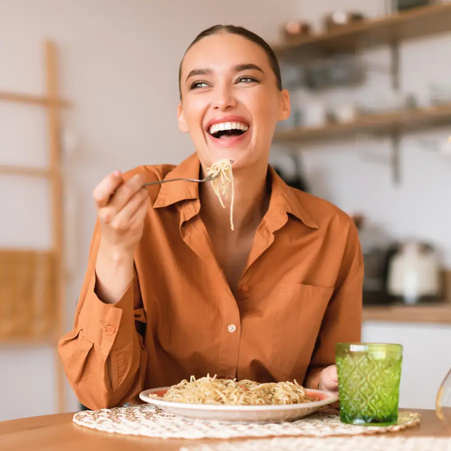 Mujer comiendo pasta