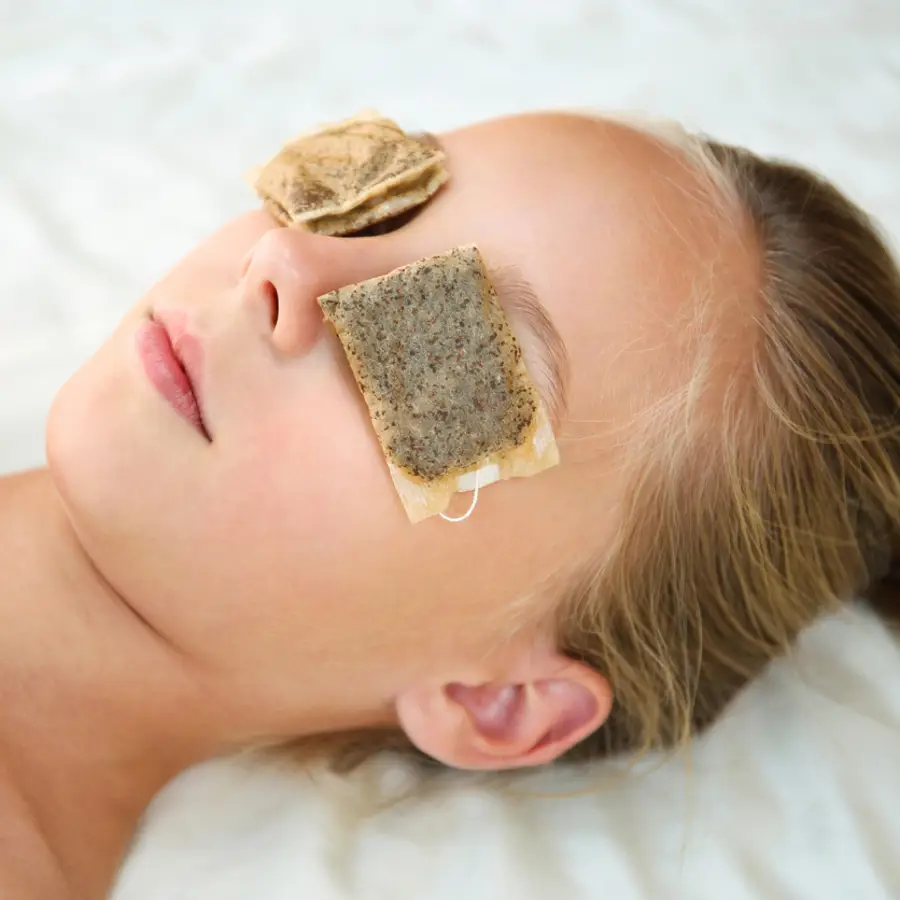 Femme avec des sachets de thé dans les yeux