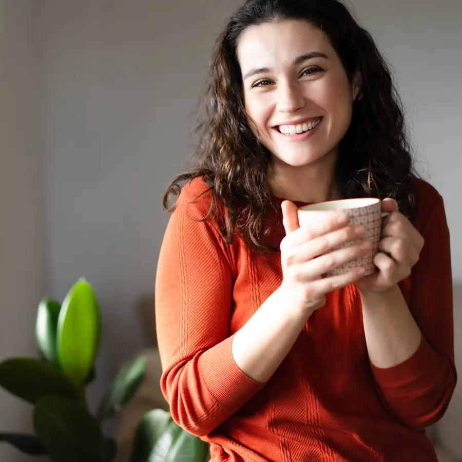 Mujer con una taza entre las manos