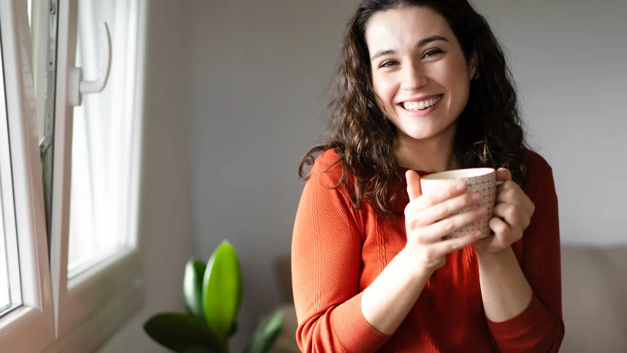 Mujer con una taza entre las manos