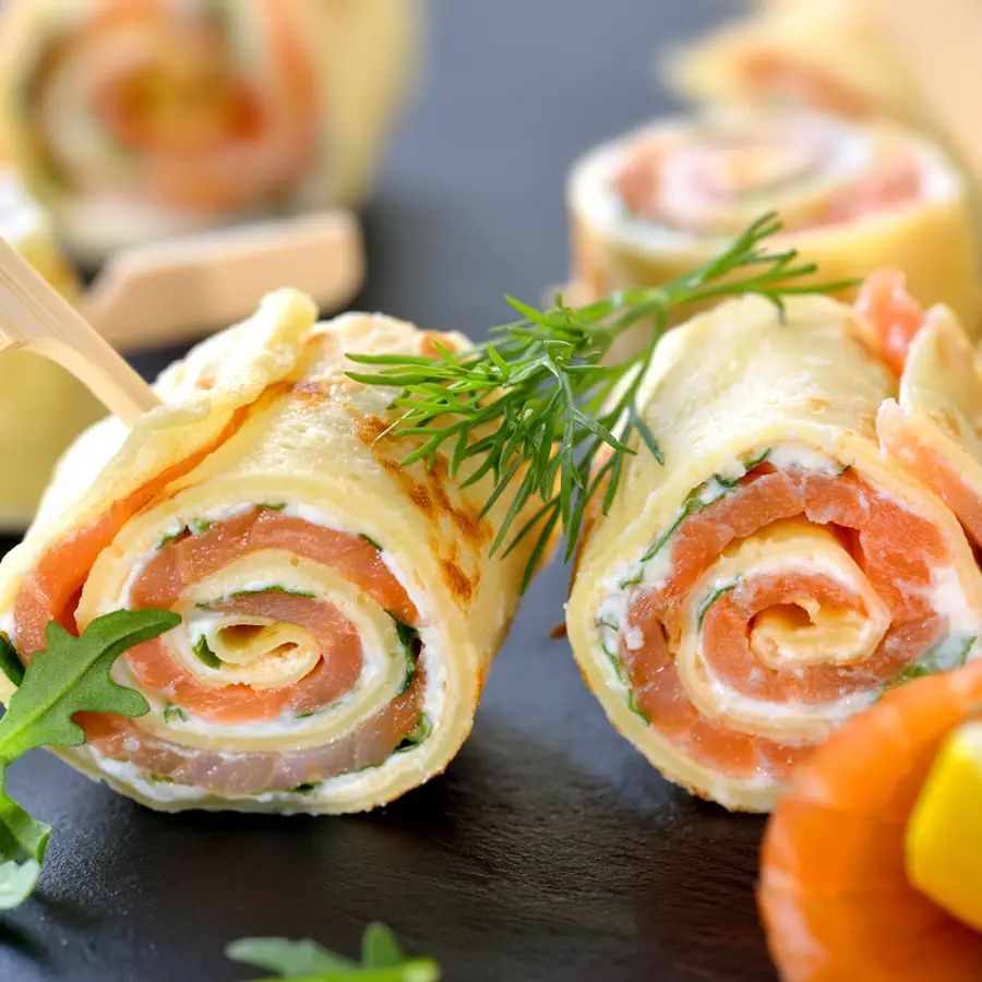 Rollito de salmón ahumado relleno: el aperitivo navideño para chuparse los dedos que puedes preparar el día antes