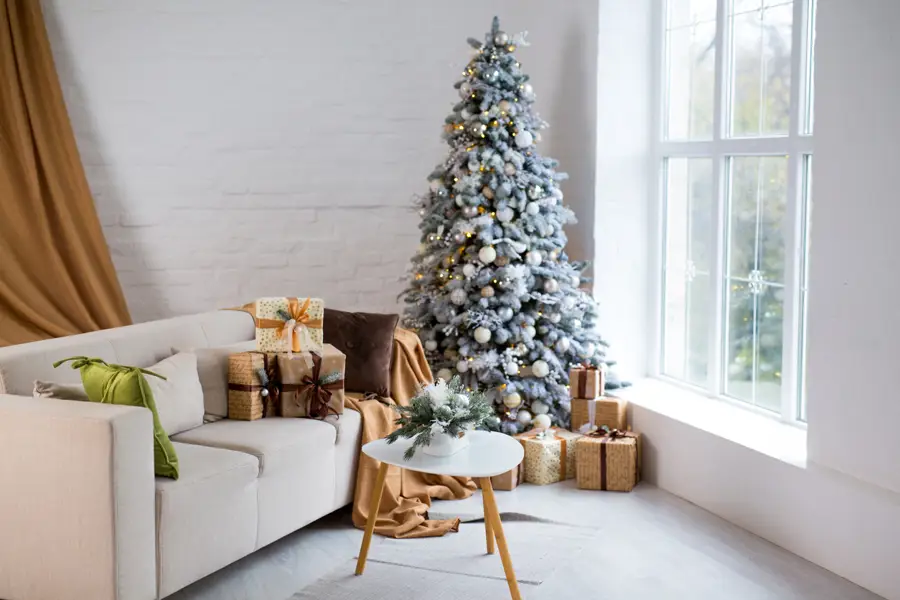 Árbol de Navidad en el salón junto a la ventana