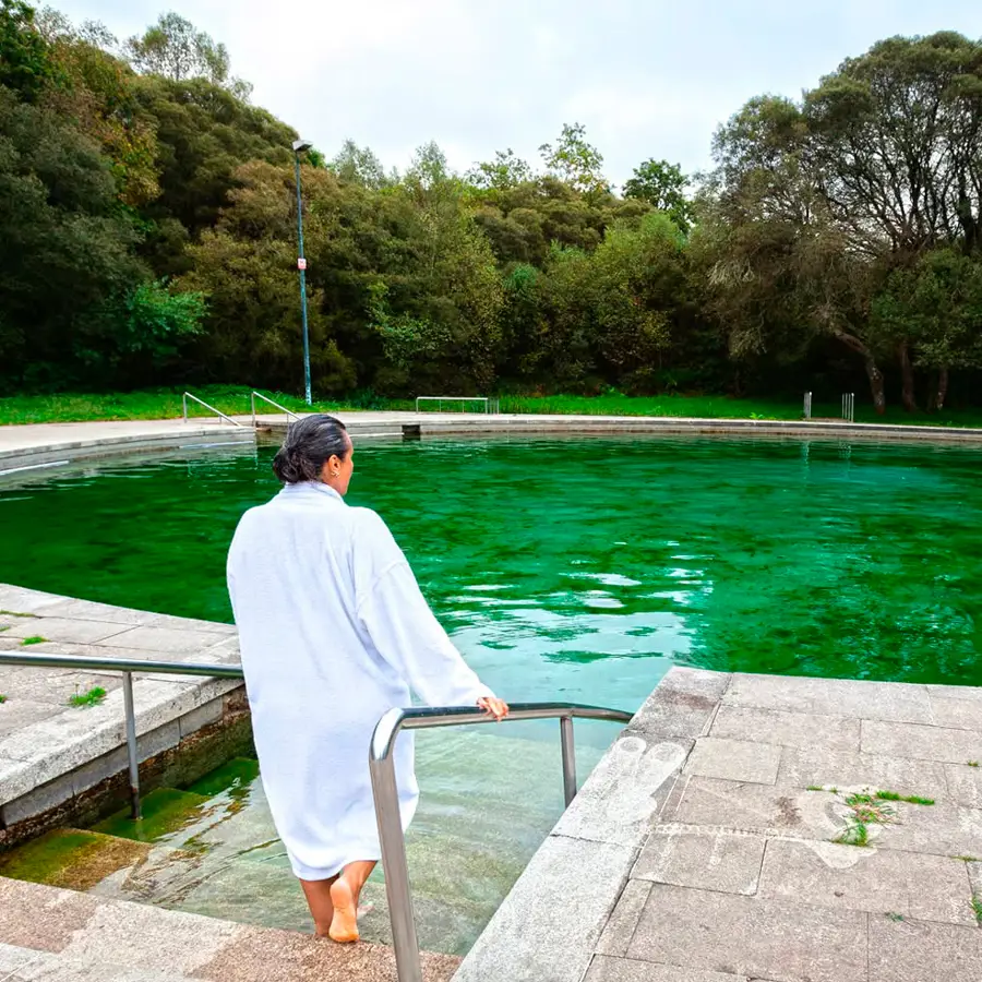 Esta increíble piscina gratuita de agua termal rodeada de bosque se mantiene a la misma temperatura todo el año y está en España