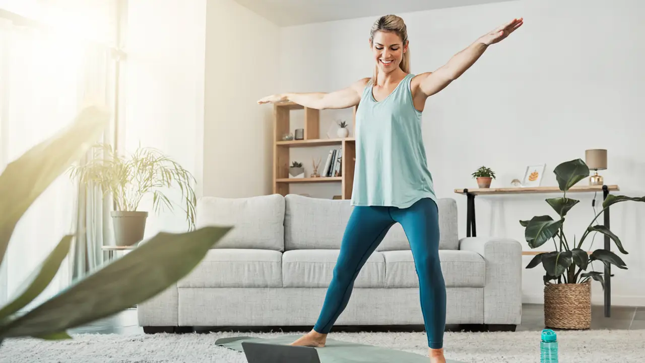 Mujer haciendo ejercicio en casa