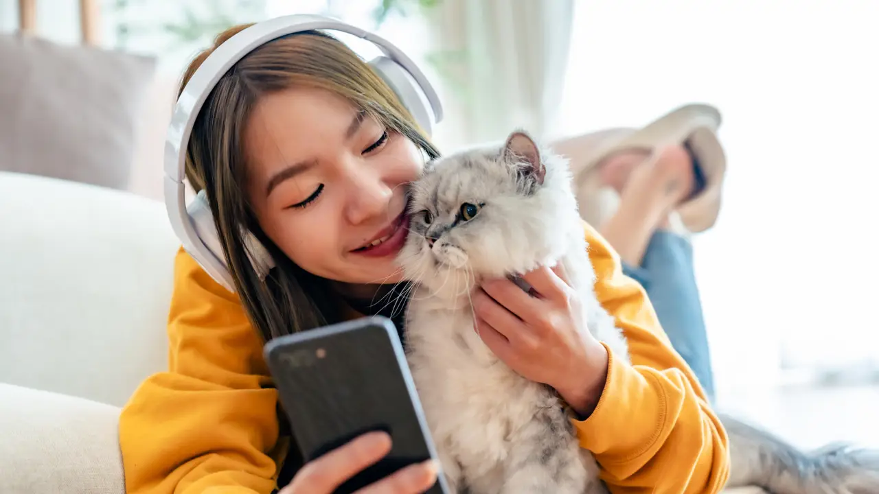 mujer con gato