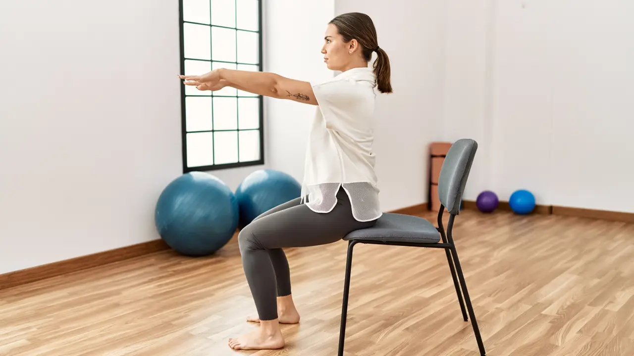 Mujer sentada haciendo ejercicio