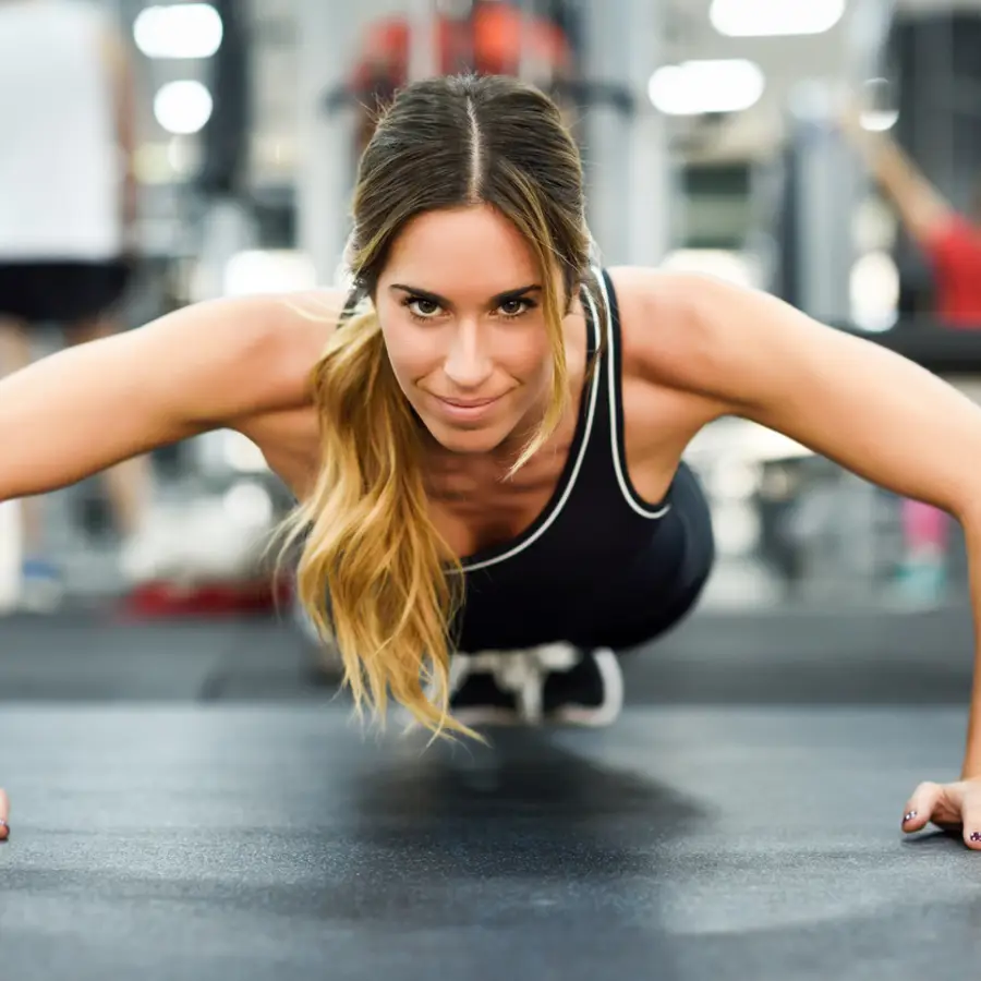 Cómo hacer bien los burpees en casa paso a paso: el ejercicio completo que muscula y tonifica todo el cuerpo