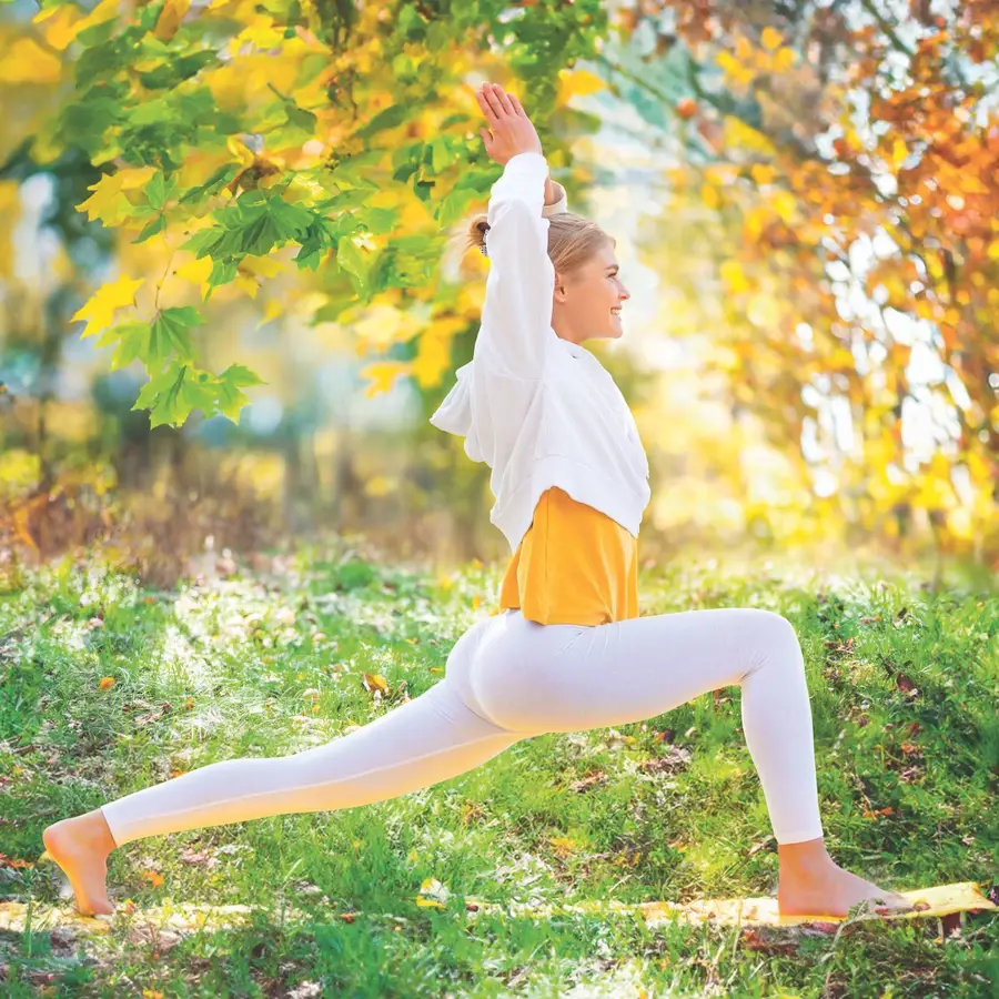 Las posturas de yoga que despiertan toda la creatividad que llevas dentro según la profesora de yoga Eva Roca