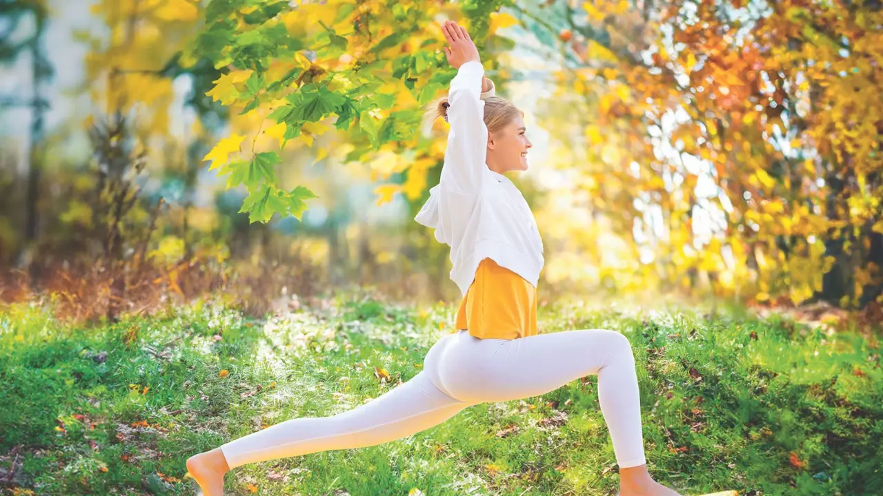 Las posturas de yoga que despiertan toda la creatividad que llevas dentro según la profesora de yoga Eva Roca