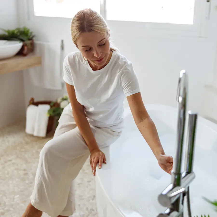 mujer preparando baño