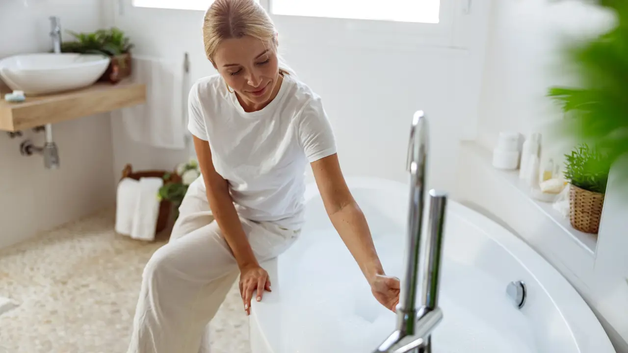 mujer preparando banyo