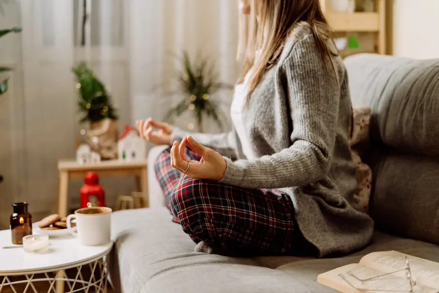 Mujer meditando en Navidad