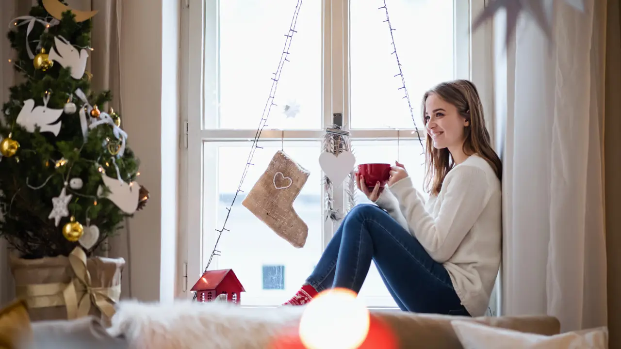 chica en casa navidad