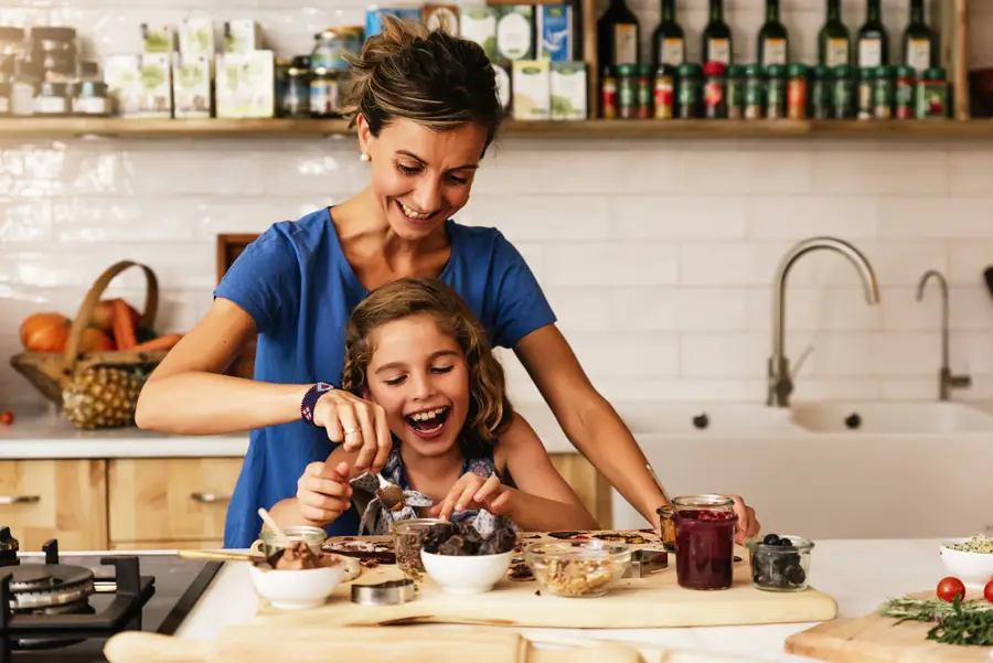 Madre e hija haciendo galletas