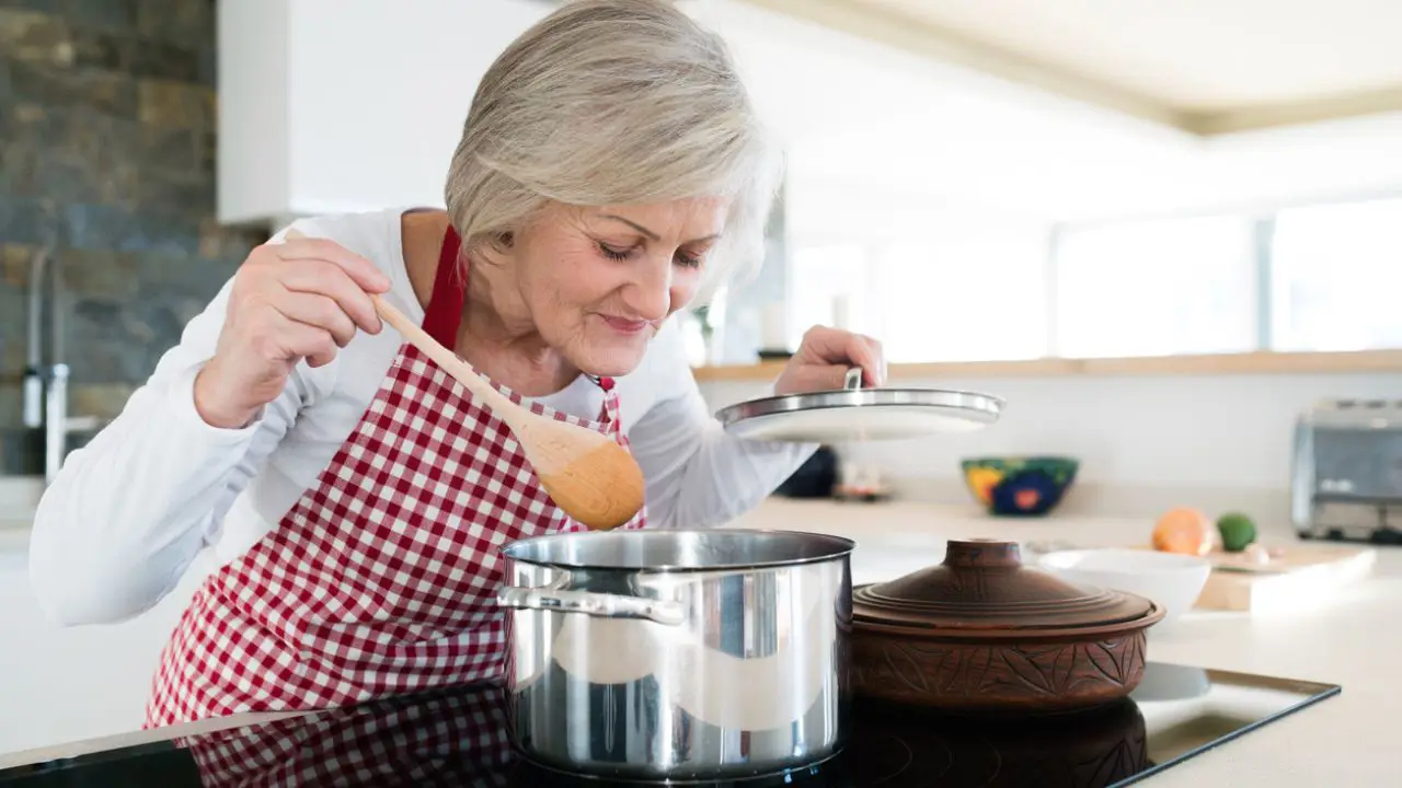 Abuela cocinando