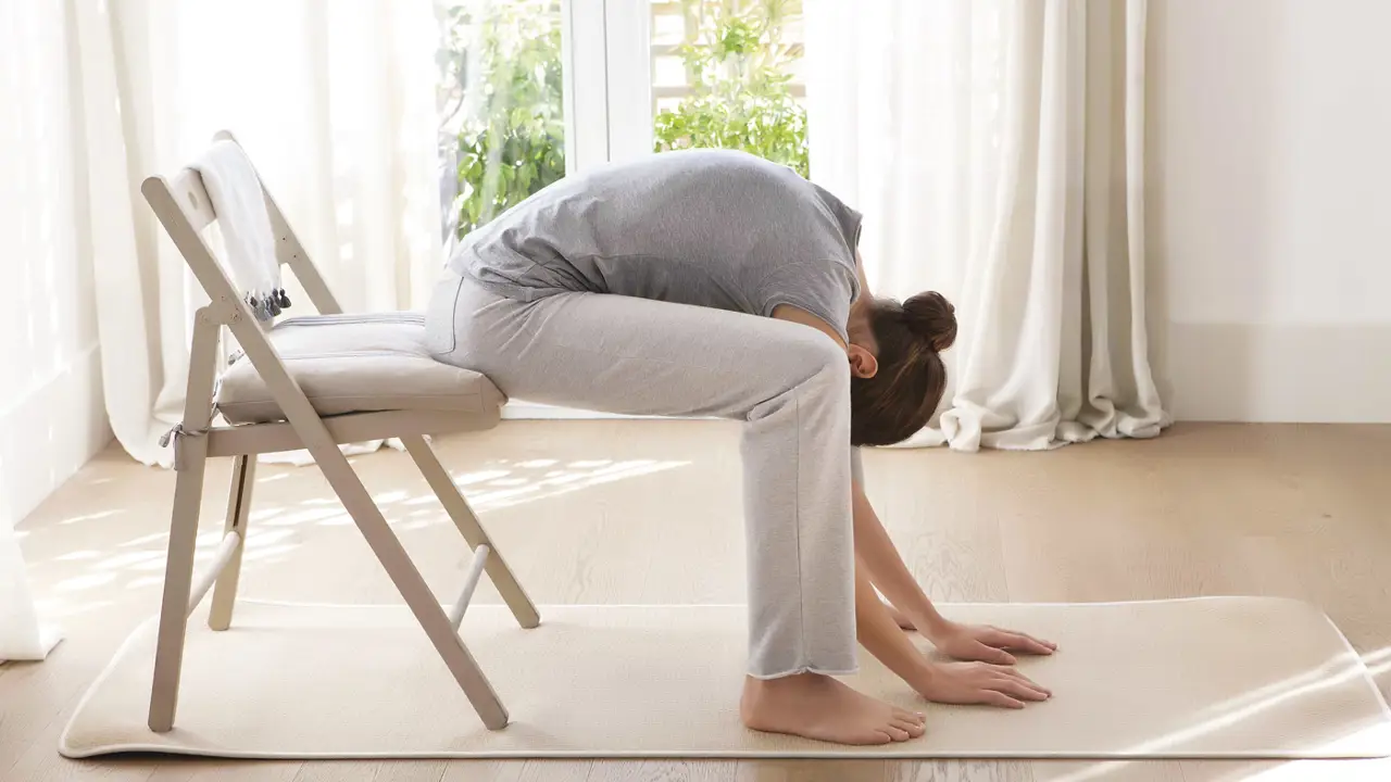 Las mejores posturas de yoga en silla: el yoga que se adapta a ti, tonifica los músculos y corrige la postura