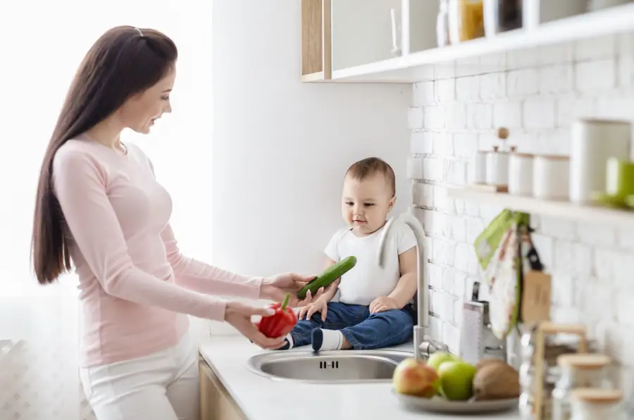 Madre enseñando hortalizas a su bebé