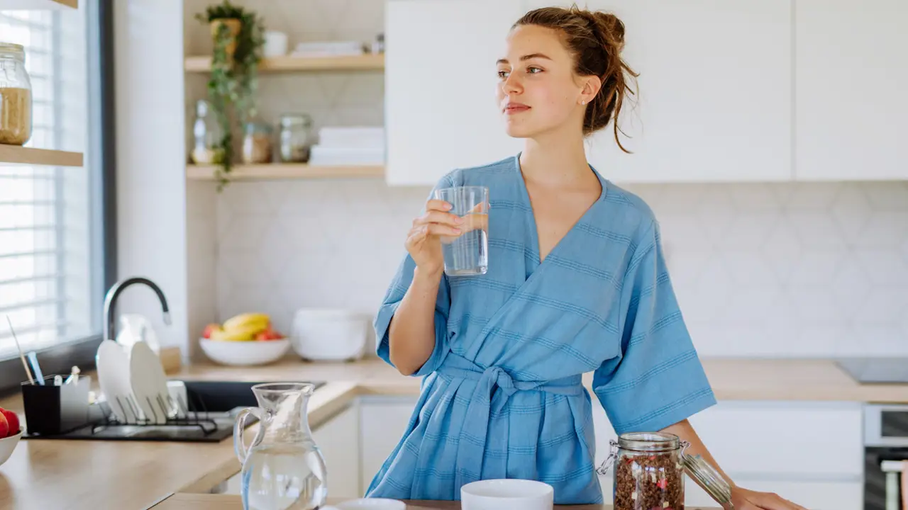 mujer relajada en cocina