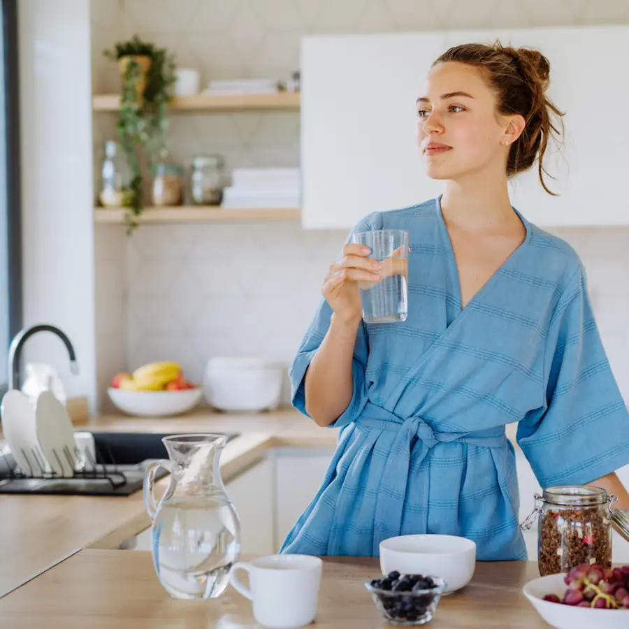 mujer relajada en cocina