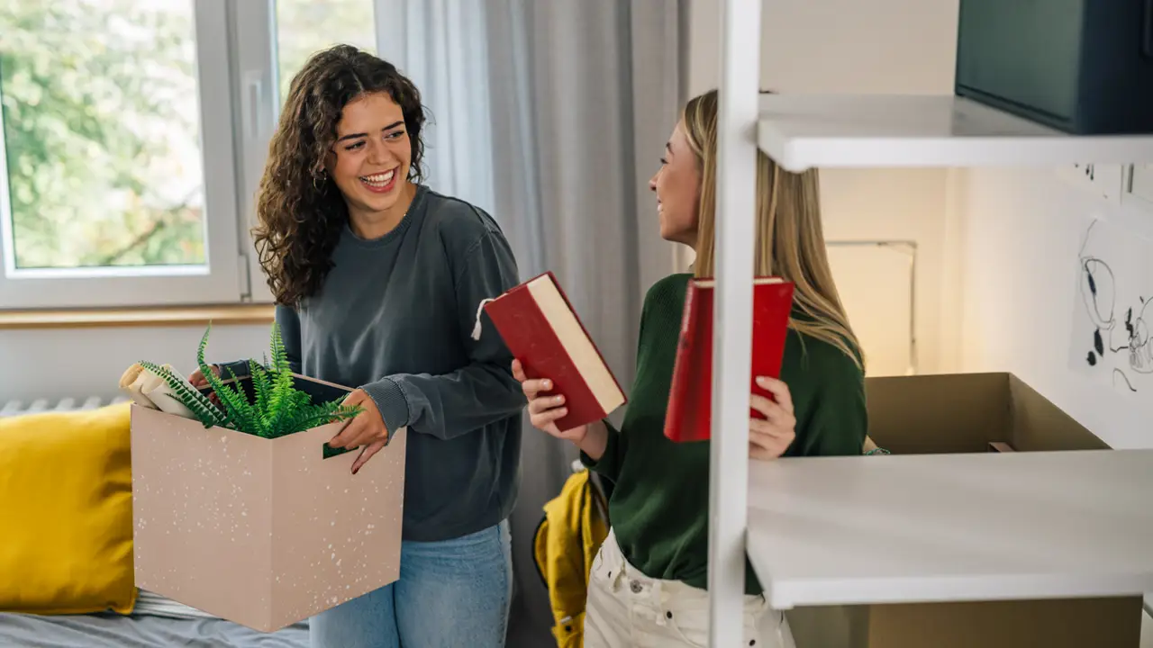 Mujeres eliminando objetos innecesarios 