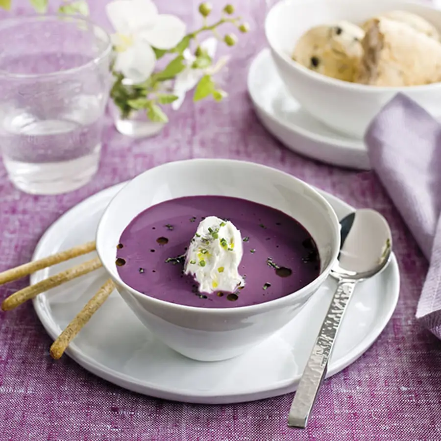 Crema de col lombarda al vino tinto, la receta navideña fácil y rápida para paladares exigentes 