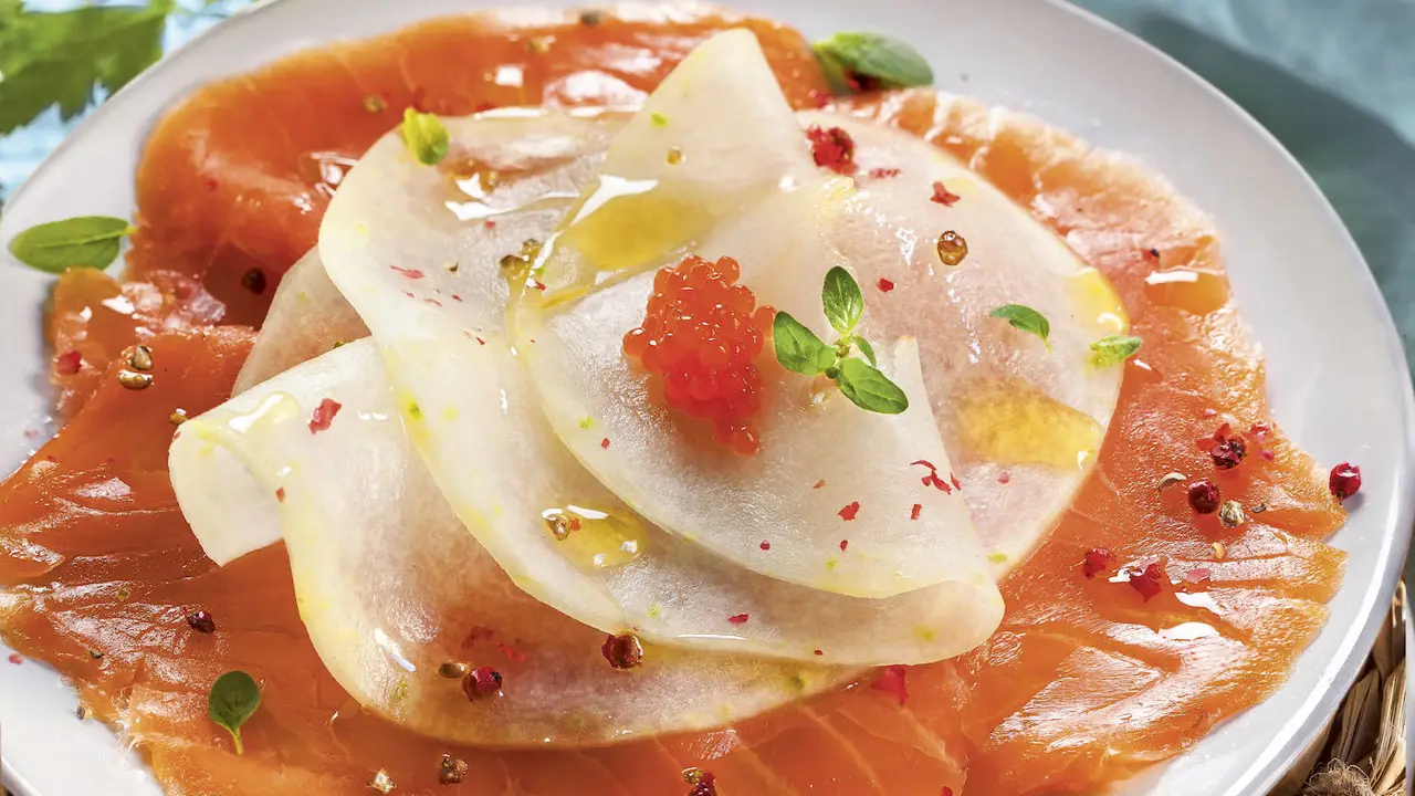 carpaccio de salmon ahumado con melon 