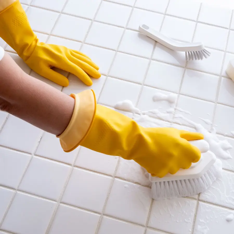 Adiós a las juntas negras de los azulejos: los remedios caseros más fáciles y rápidos de aplicar