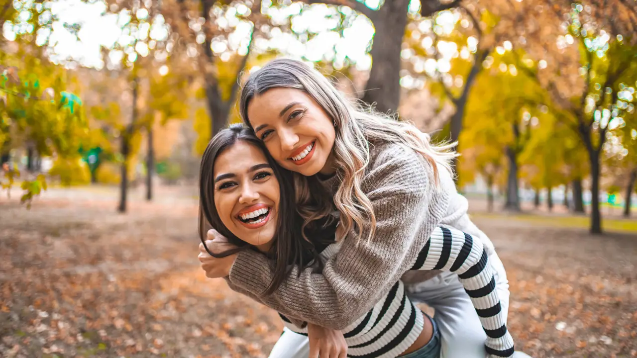 Dos amigas felices