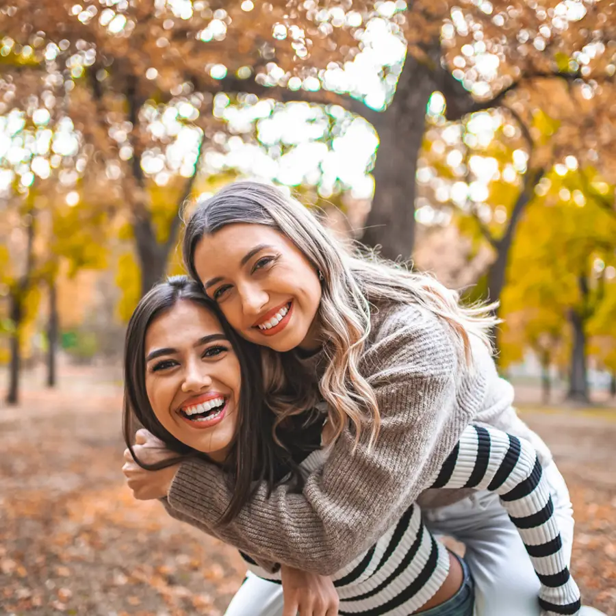 Dos amigas felices