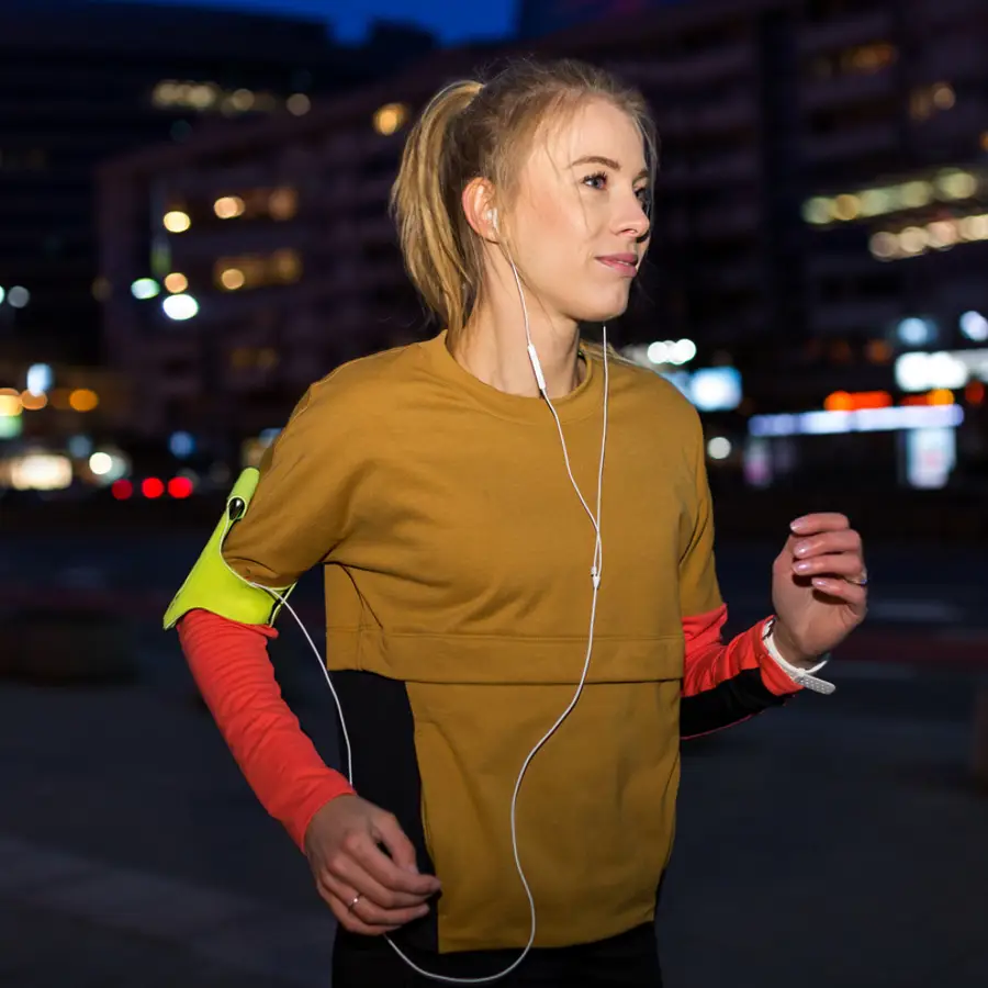 Mindful walking night: el ejercicio fácil que recomienda Harvard para relajarte, aligerar la digestión y perder peso