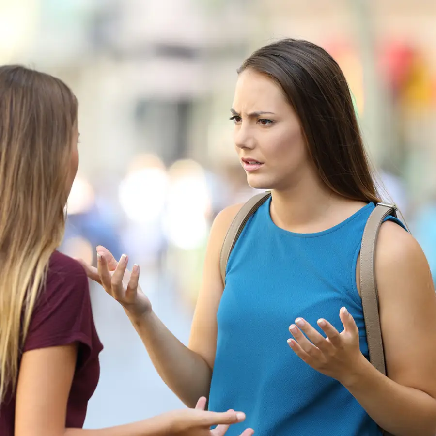 7 frases que emplean las personas sin educación y sin clase según los psicólogos