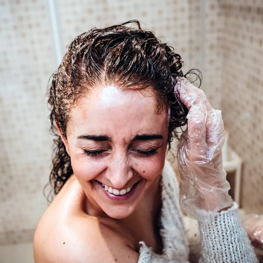 Así puedes eliminar las manchas de tinte del cabello de la ropa de forma fácil y eficaz