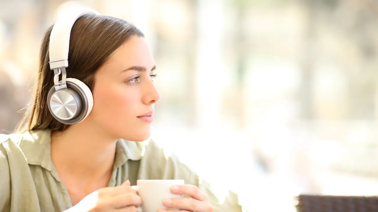 Mujer joven auriculares