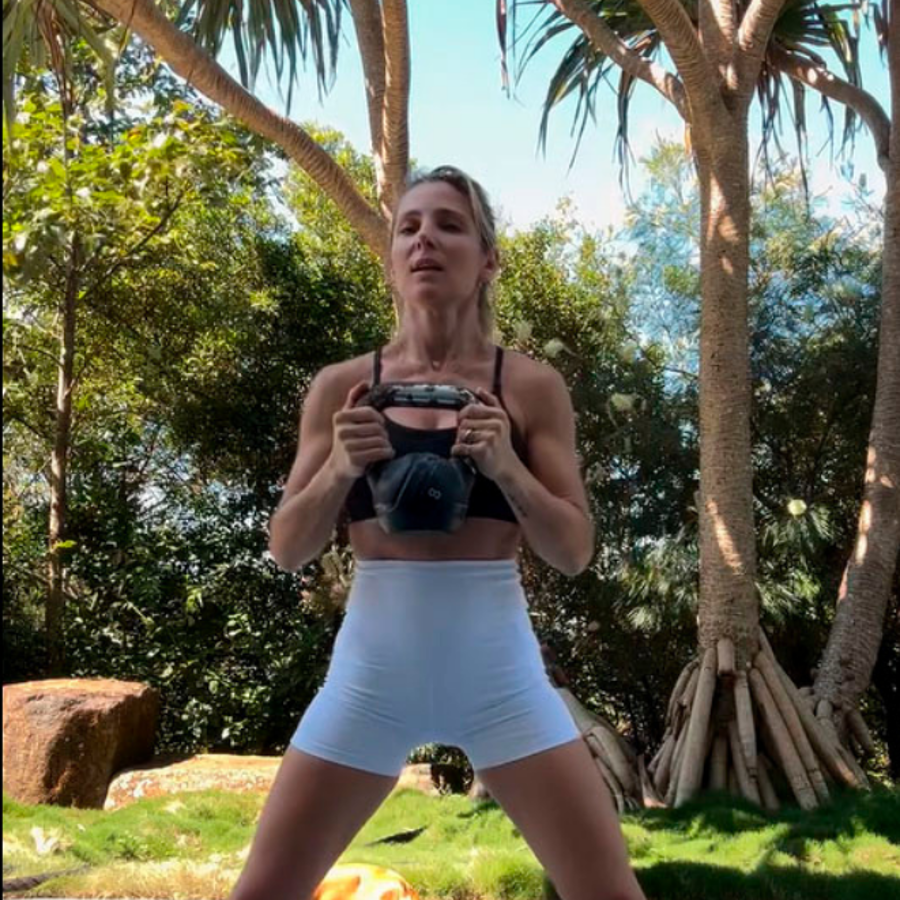 La rutina de ejercicios de Elsa Pataky con Kettlebells (pesas rusas) para lucir tipazo