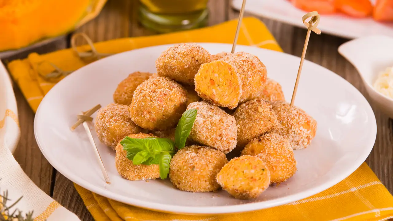 Croquetas de calabaza, queso y nueces.