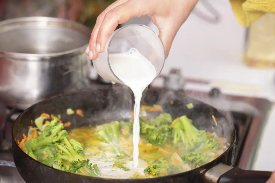 Chorrito de leche a la comida